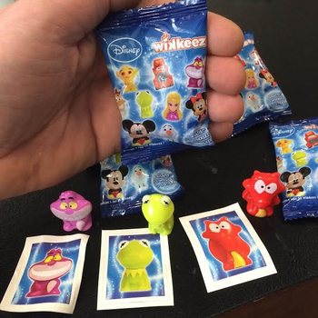 ディズニー Wikkeez フィギュア + ステッカー ブラインドバッグ (300個入)