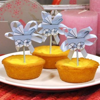 出産祝い カップケーキトッパー - ブルーのベビーカー (12本入)